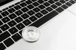 České fintech získávají první MiCA licence: Co znamená nová regulace kryptoaktiv pro podnikání v ČR